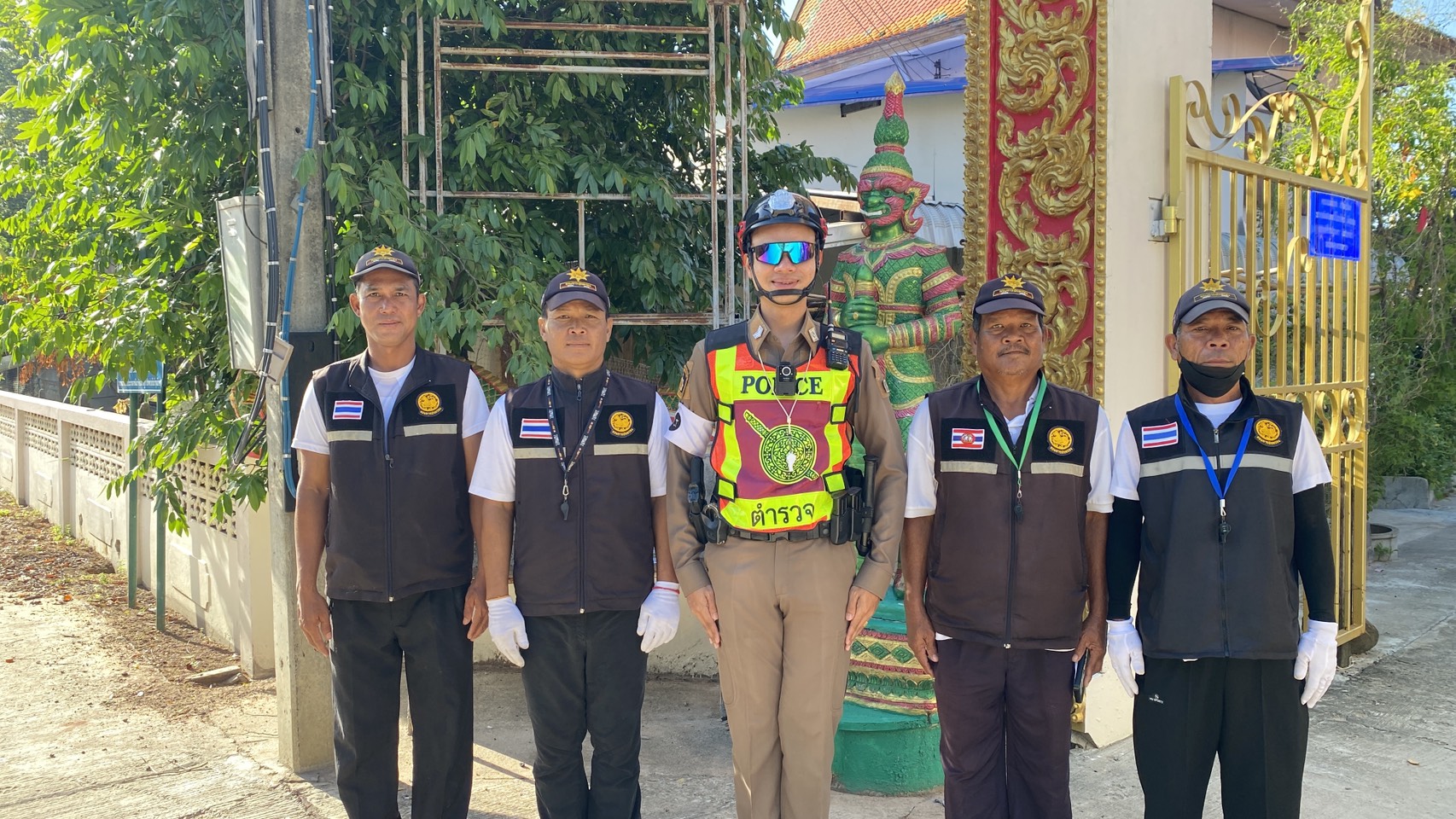 ร่วมลงแถวเคารพธงชาติ