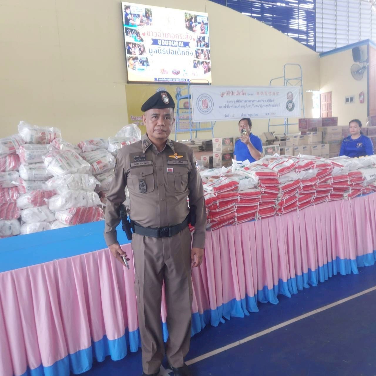 ร่วมลงแถวเคารพธงชาติ